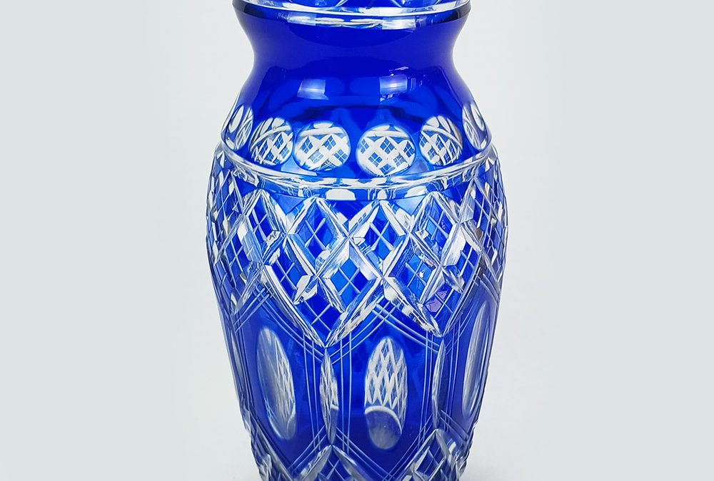 CR 96 – Vaso ou floreiro antigo alto em cristal azul ricamente lapidado à mão