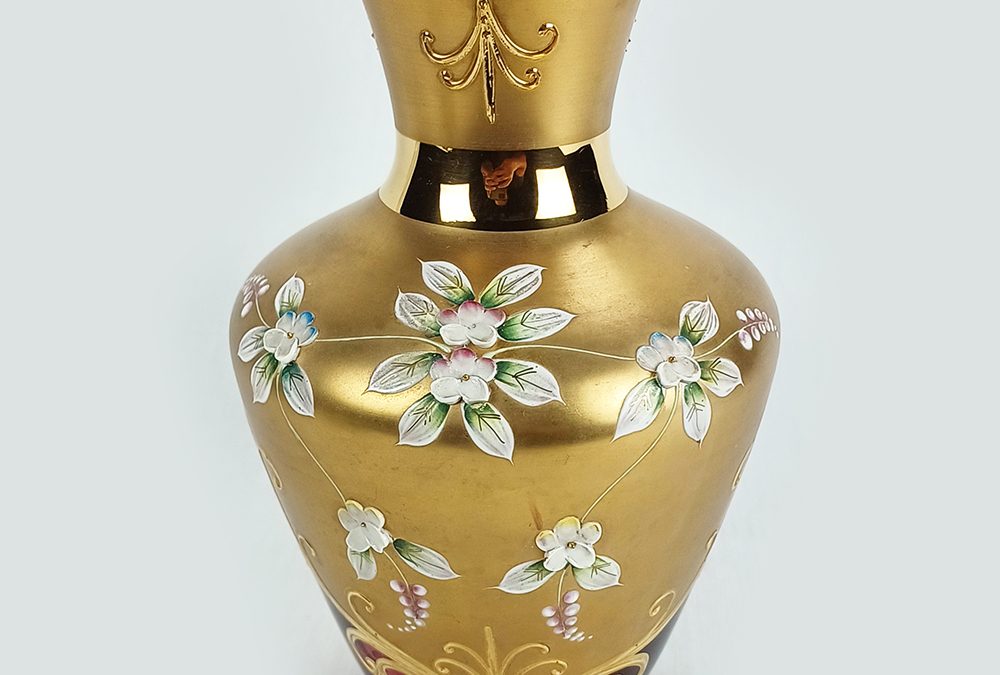 CR 98 – Vaso ou floreiro antigo em vidro veneziano vermelho ricamente decorado com flores e ouro