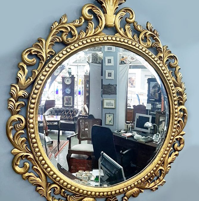DI 01 – Espelho antigo redondo madeira entalhada dourada estilo barroco com cristal bisotê