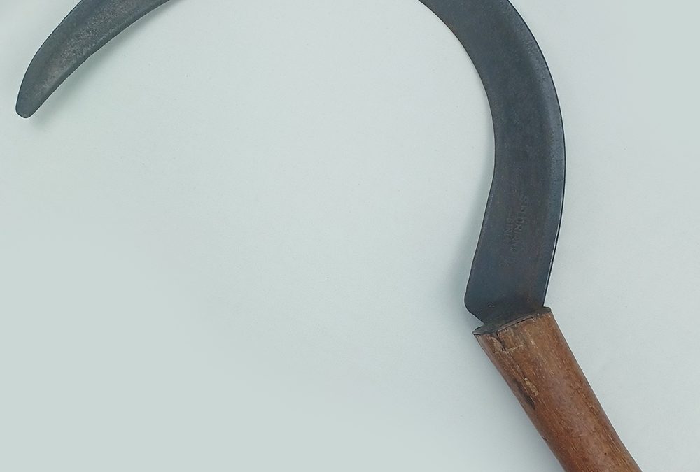 DI 05 – Foice antiga austríaca com lâmina curva de metal e cabo em madeira