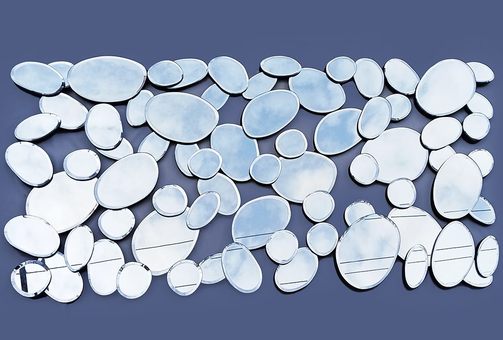 DI 05 – Espelho Pebbles ou pedras com peças circulares ou ovaladas em cristal facetado ou bisotê