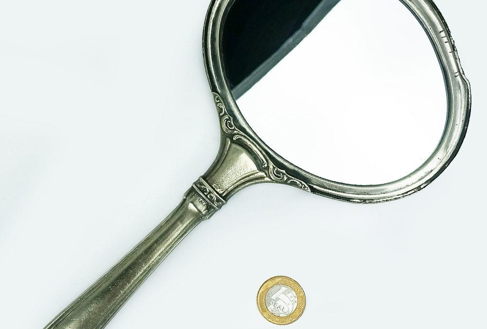 DI 06 – Espelho de mão antigo oval em metal prateado decorado