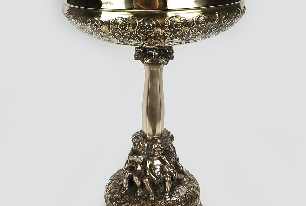 DI 08 – Centro de mesa ou fruteira alta em bronze com esculturas de crianças assinado K. Schwarz