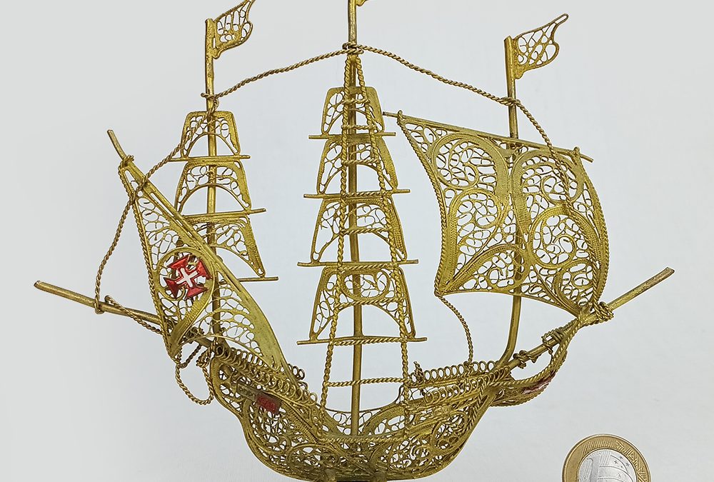 DI 08 – Miniatura antiga de navio português modelo Nau em metal dourado com filigrana