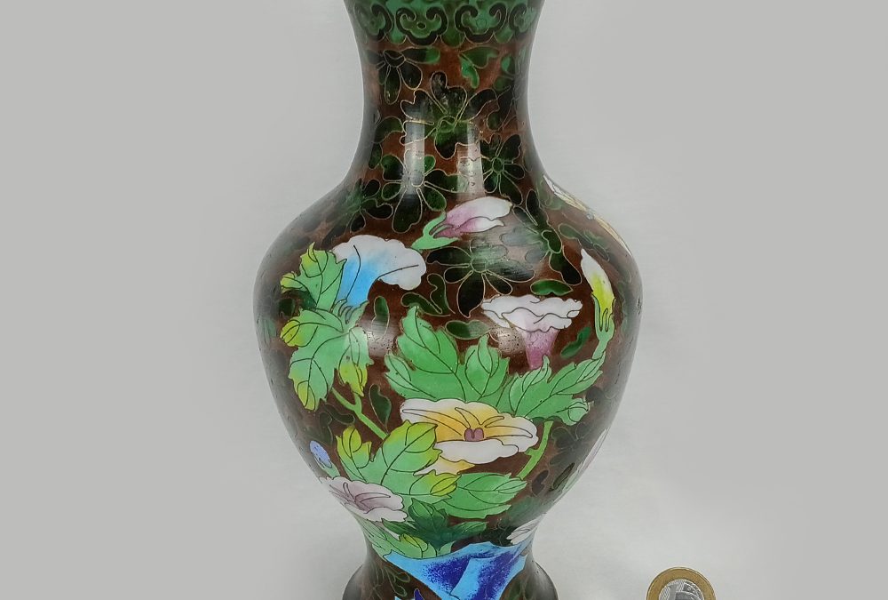 DI 09 – Vaso bojudo em latão ricamente decorado com esmalte Cloisonné de flores