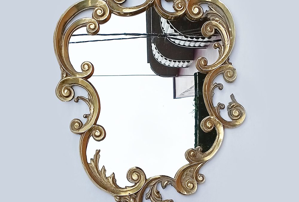 DI 09 – Espelho antigo estilo Luís XV em bronze dourado ricamente decorado com arabescos