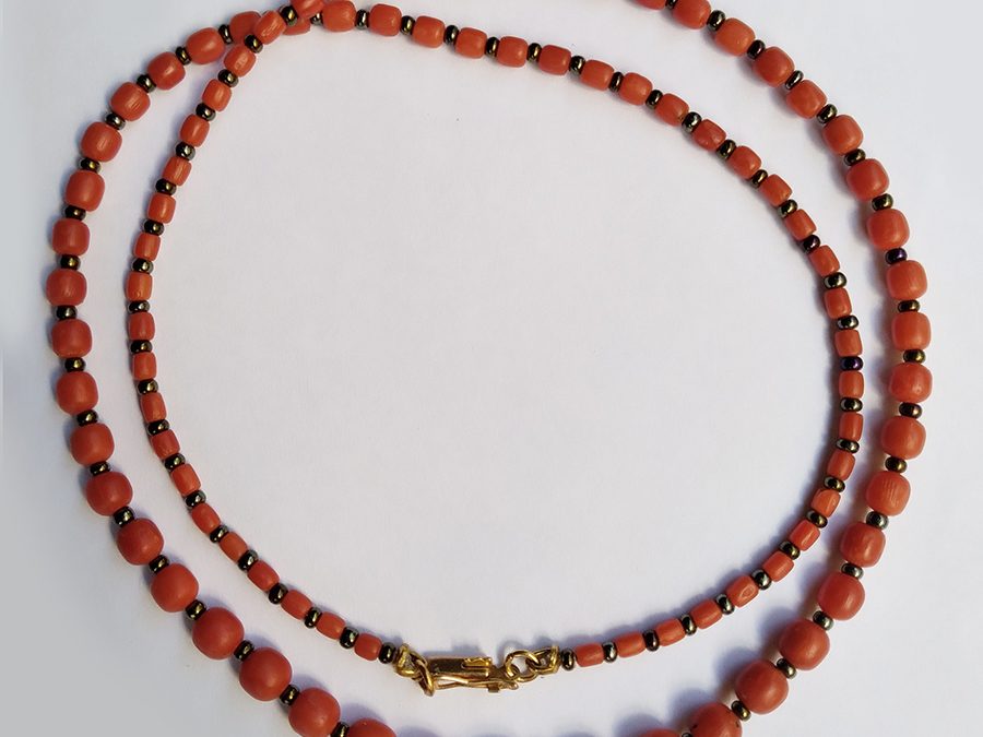 DI 100 – Colar antigo contas de coral natural laranja avermelhado e contas de vidro furta cor com fecho de ouro