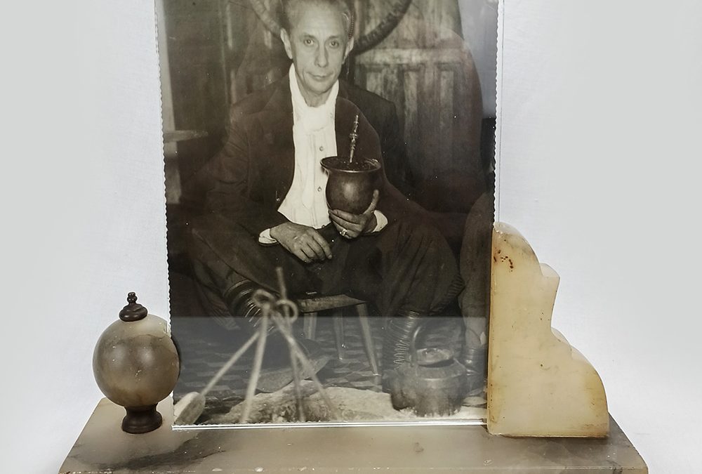 DI 105 – Porta-retratos antigo em pedra de alabastro com vidro