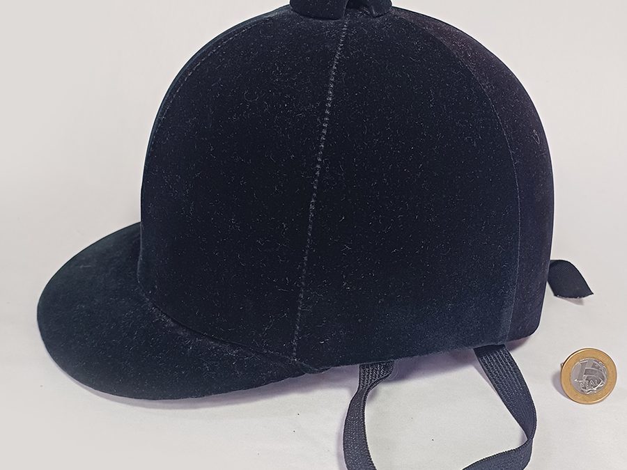 DI 105 – Chapéu ou capacete de jóquei tamanho 57 em veludo preto