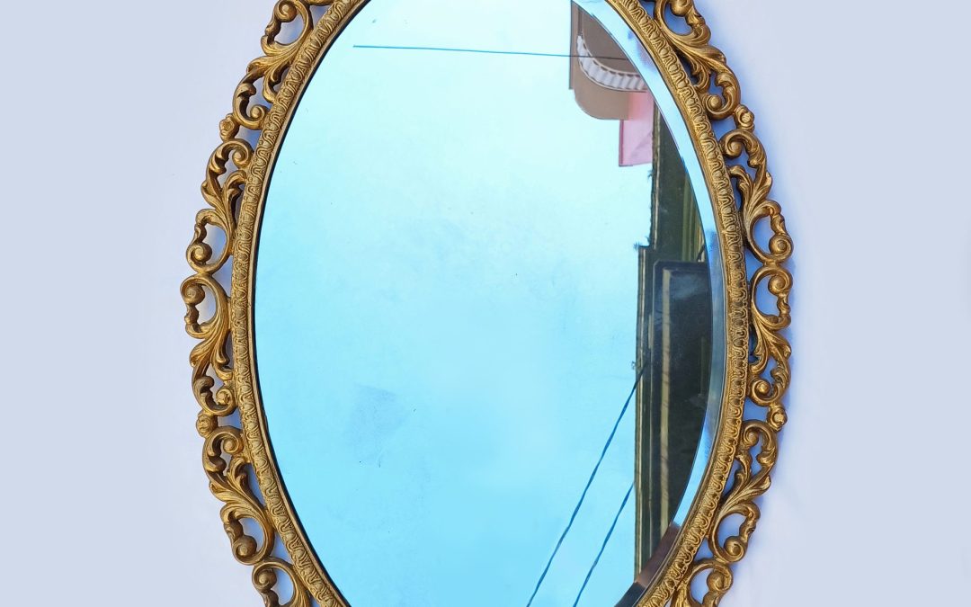 DI 105 – Espelho antigo oval em bronze dourado cristal bisotê com arabescos