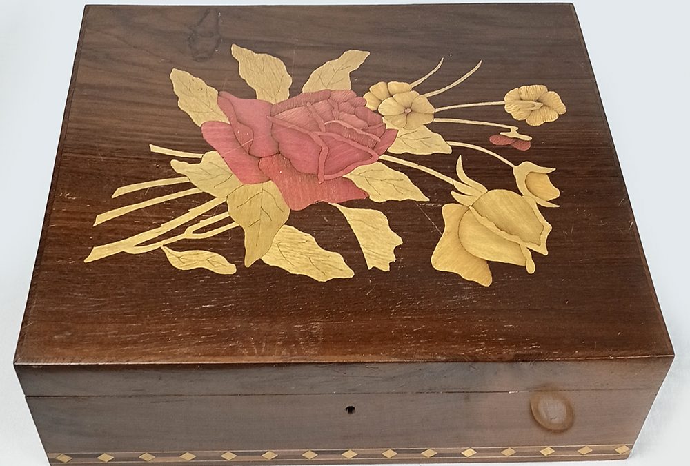 DI 106 – Caixa antiga e grande em madeira com marchetaria de rosas e flores