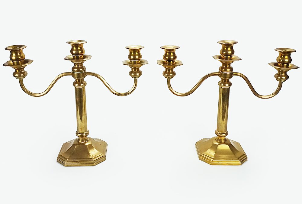 DI 106 – Par de candelabros antigos em bronze dourado para 3 velas cada