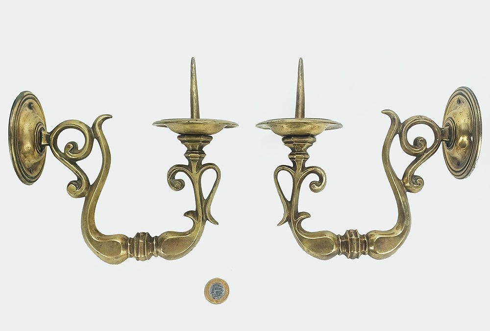 DI 107 – Par de arandelas ou castiçais de parede antigos em bronze decorados com arabescos