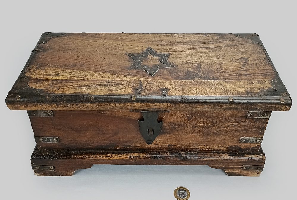 DI 108 – Baú antigo pequeno em madeira estilo medieval detalhes em ferro