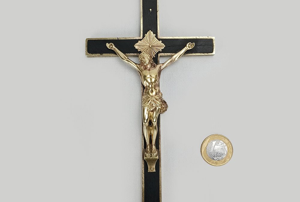 DI 11 – Crucifixo antigo de parede com cruz em madeira de ébano e bronze e escultura de Jesus rica em detalhes