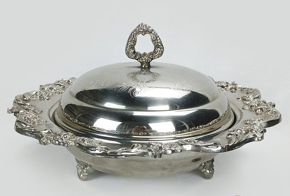 DI 11 – Sopeira ou terrina antiga em metal niquelado inglês Sheffield decorado com relevos