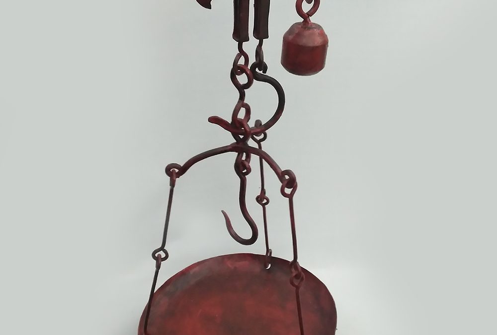 DI 110 – Balança antiga de pendurar com prato em ferro com pintura vermelha para até 20 kg