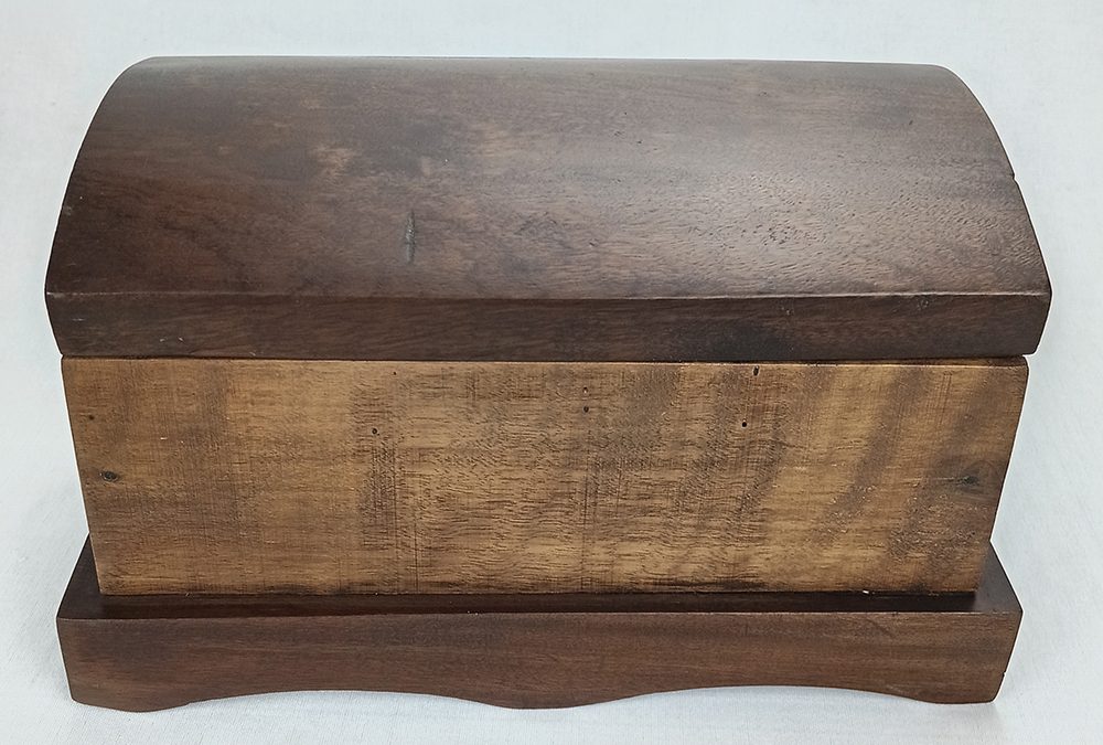 DI 113 – Caixa pequena antiga em forma de arca ou baú em madeira de lei