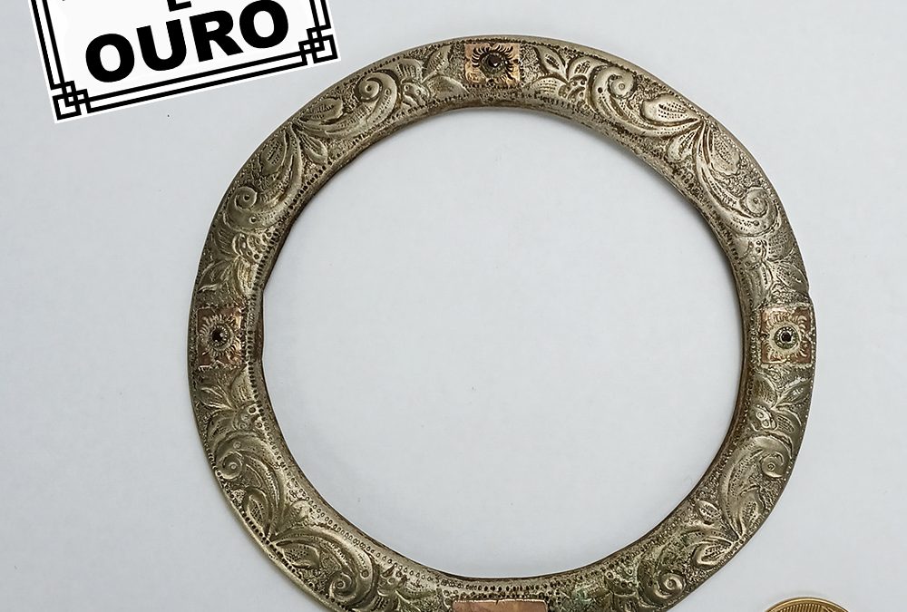 DI 115 – Bocal antigo de cuia de chimarrão em prata de lei com detalhes em ouro e pedrinhas vermelhas