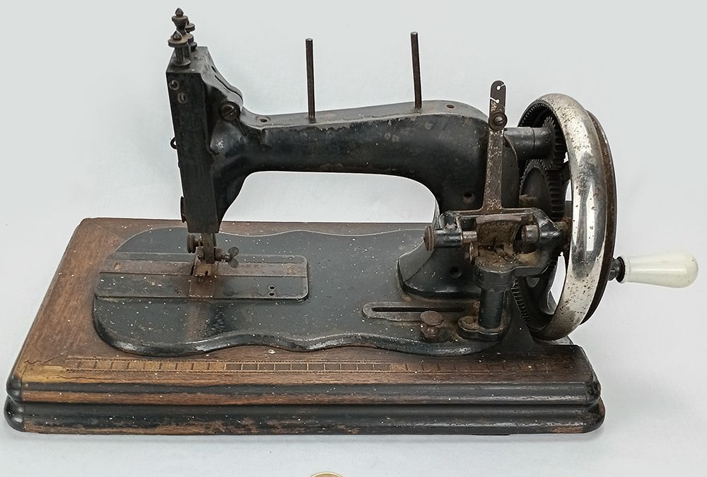 DI 125 – Máquina de costura antiga em ferro com manivela em porcelana e base em madeira