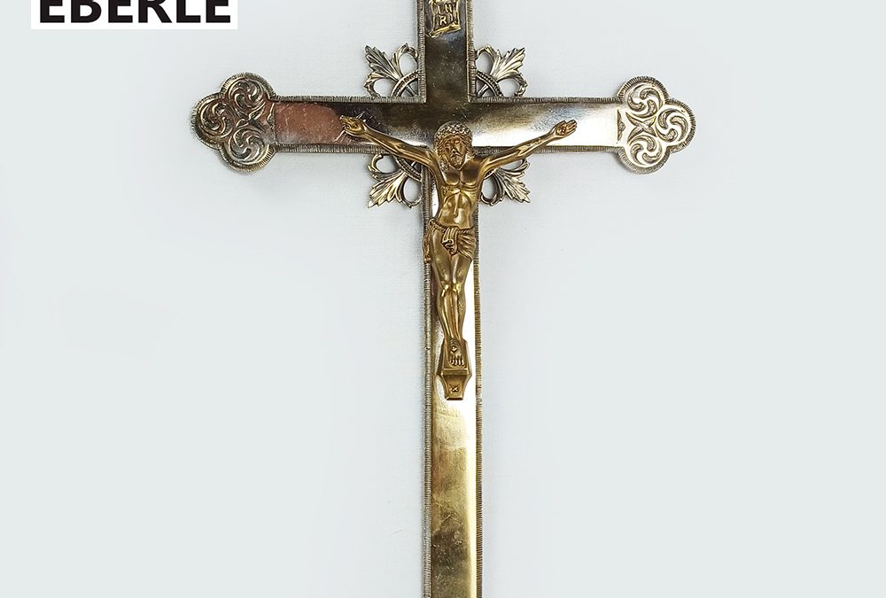 DI 126 – Cruz ou crucifixo antigo em bronze Eberle com Jesus rico em detalhes