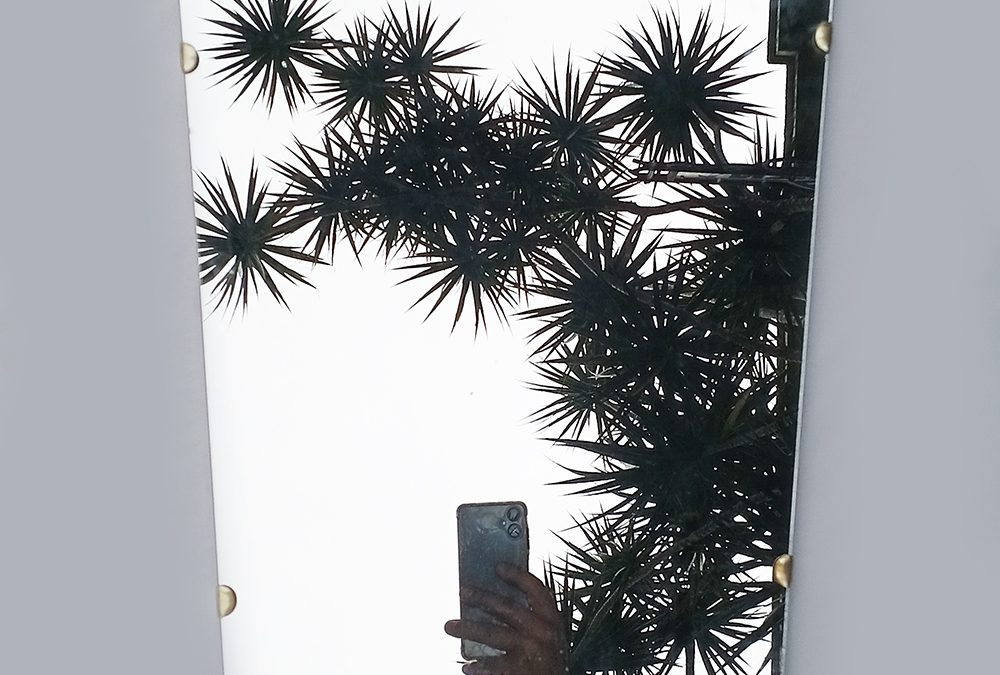 DI 128 – Espelho antigo anos 60 em forma de trapézio