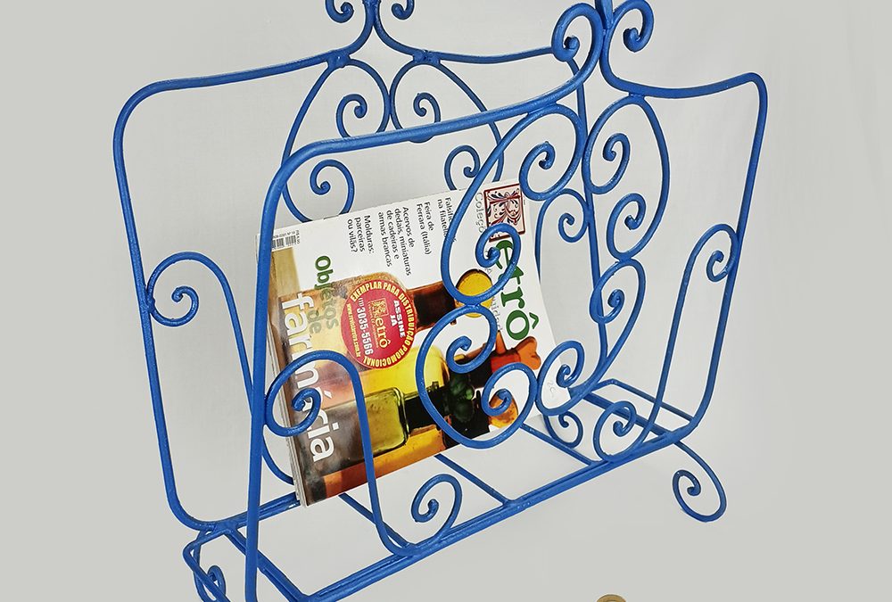DI 13 – Revisteiro ou porta revistas em ferro decorado com arabescos e pintura azul