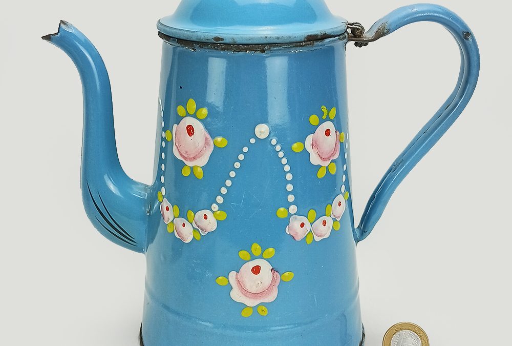 DI 131 – Bule antigo em ferro esmaltado ou louça ágata azul com pintura de flores