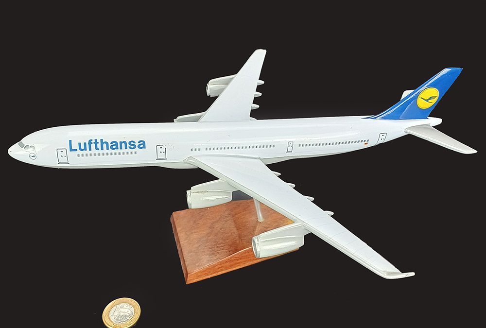 DI 131 – Miniatura ou aeromodelismo de avião Lufthansa antigo com base em madeira