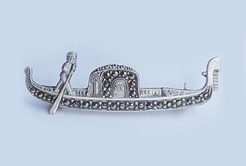 DI 136 – Broche antigo em prata de lei 925 em forma de gôndola de Veneza com marcassitas