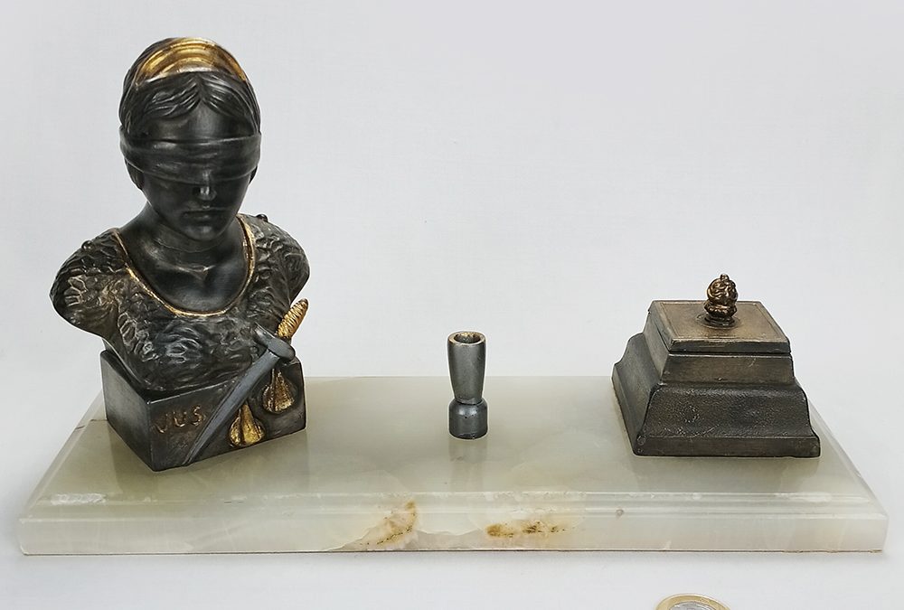 DI 14 – Tinteiro antigo com busto da Justiça em petit bronze com base em ônix
