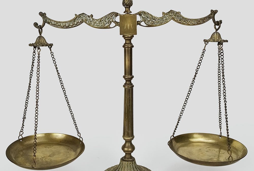 DI 14 – Balança antiga e grande em bronze modelo da Justiça com dois pratos