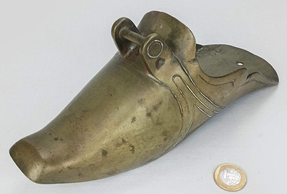DI 142 – Estribo feminino (de montaria) antigo de bronze em forma de sapato