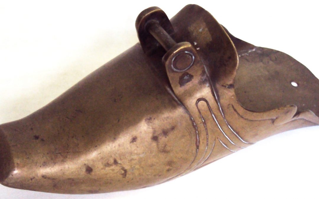 DI 142 – Estribo de montaria antigo de bronze em forma de sapato
