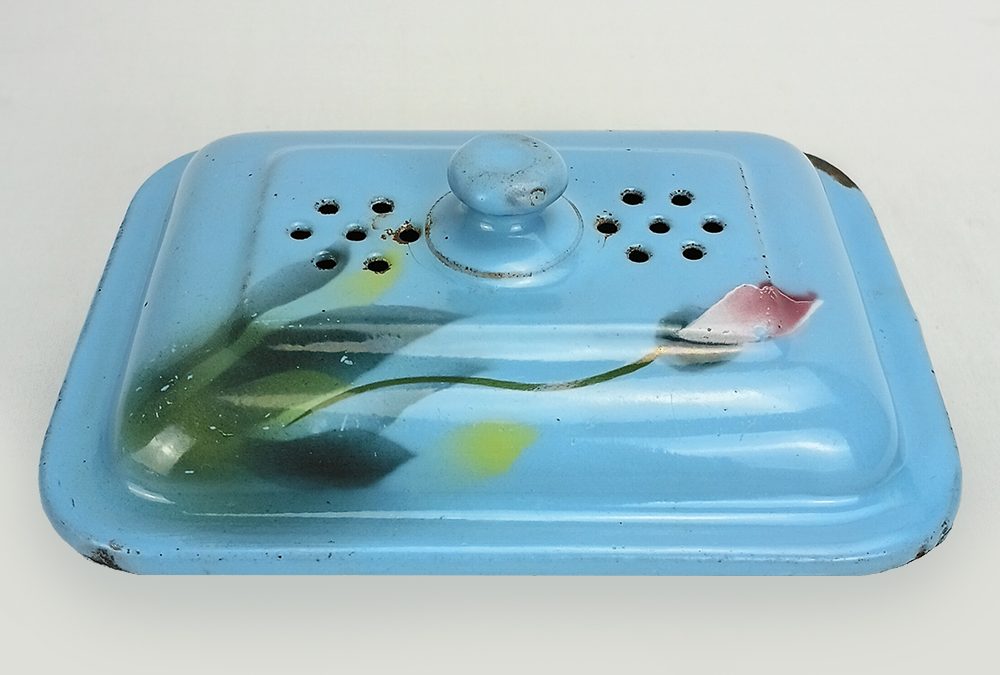 DI 143 – Saboneteira antiga em ferro esmaltado ou louça ágata azul com pintura de flores
