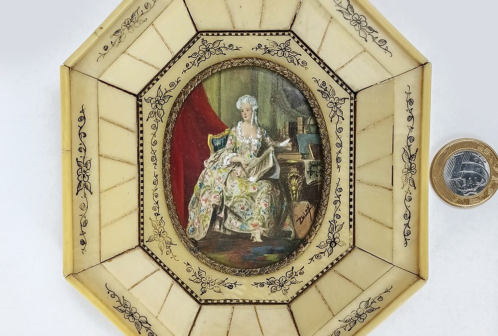 DI 144 – Quadro miniatura antigo em baquelite ou celuloide com dama pintada à mão e assinada
