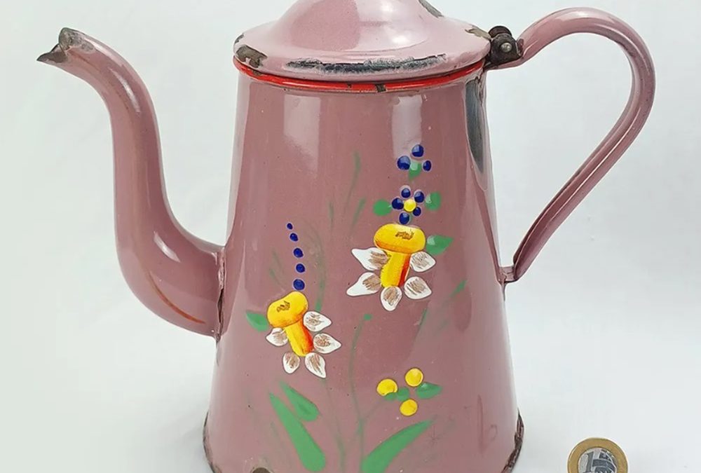 DI 146 – Bule antigo em ferro esmaltado ou louça ágata rosa com pintura de flores