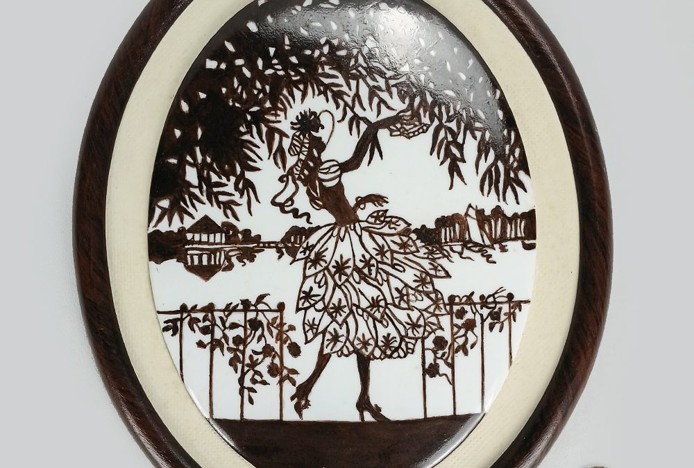 DI 15 – Quadro/medalhão silhueta de dama pintada em placa de porcelana oval moldura de madeira