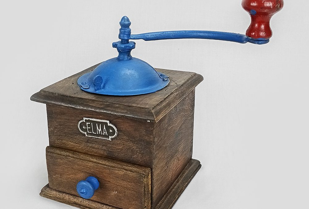 DI 15 – Moedor de café ou grãos Elma antigo com caixa de madeira e manivela de ferro