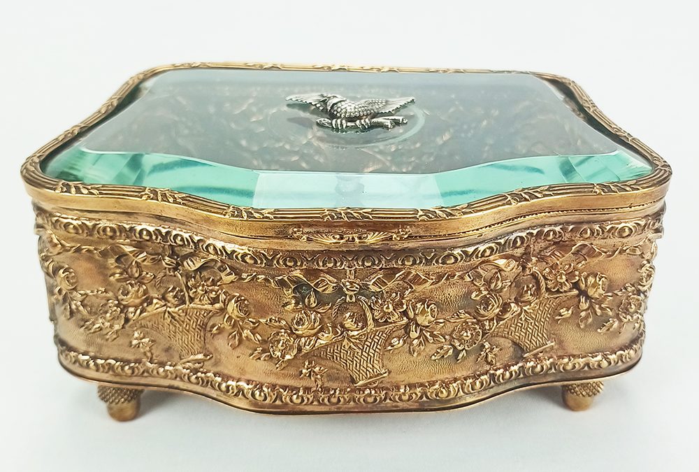 DI 15 – Caixa ou porta joias antigo francês em bronze dourado decorado e com cristal bisotê