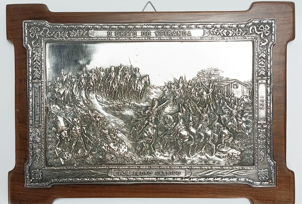 DI 151 – Placa antiga banho de prata com relevo do Grito do Ipiranga, de Pedro Américo