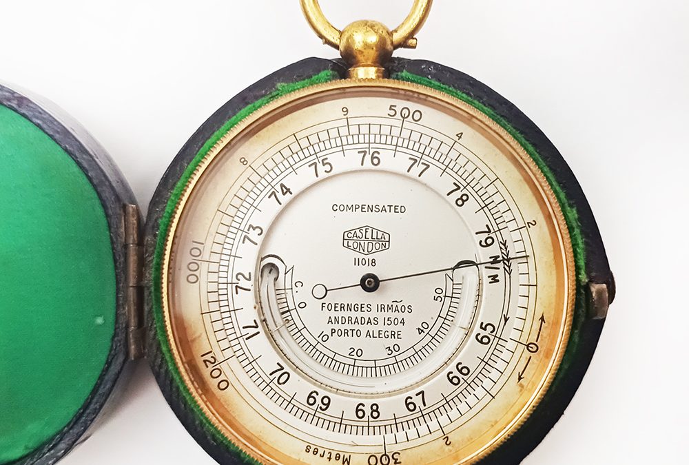 DI 152 – Barômetro e termômetro antigo de bolso inglês Casella em metal dourado com caixa original