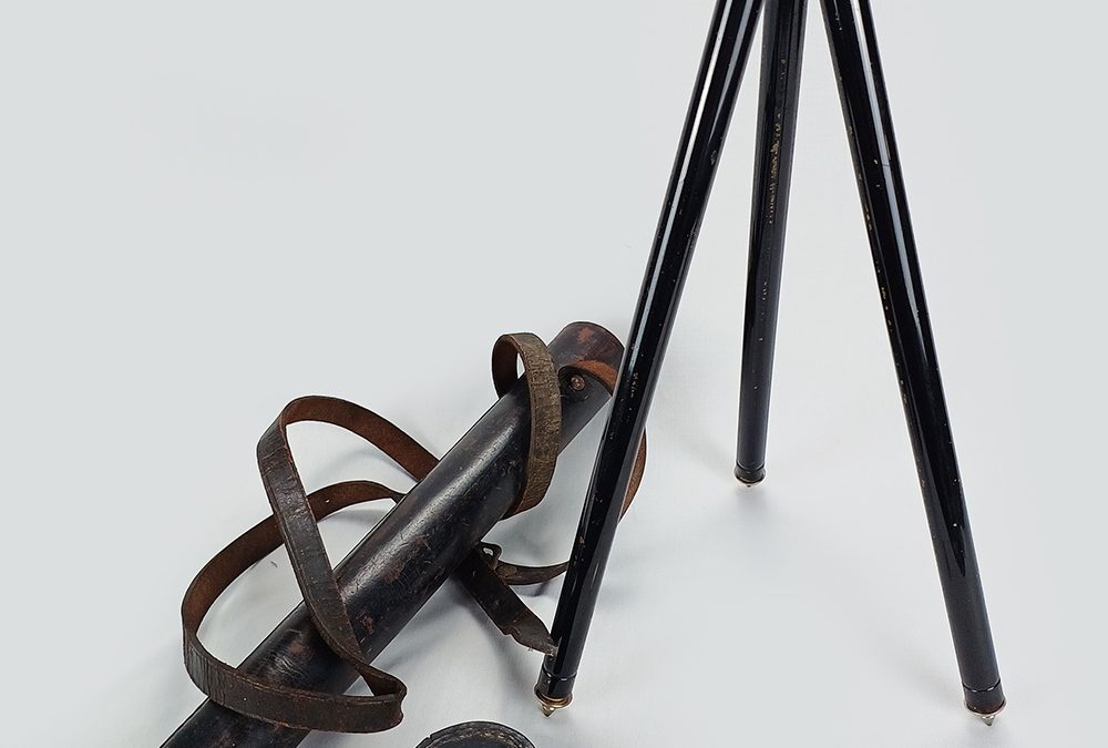 DI 153 – Tripé antigo para câmera fotográfica em metal com estojo em couro
