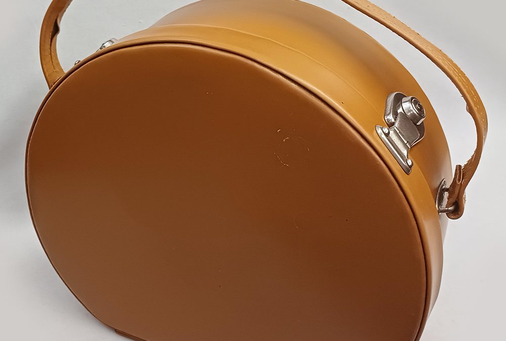 DI 153 – Mala, maleta ou nécessaire de mão antiga marrom com formato redondo e fechos prateados