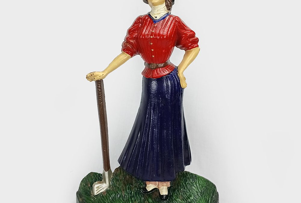ES 19 – Escultura em ferro fundido de dama antiga ou mulher jogadora de golfe
