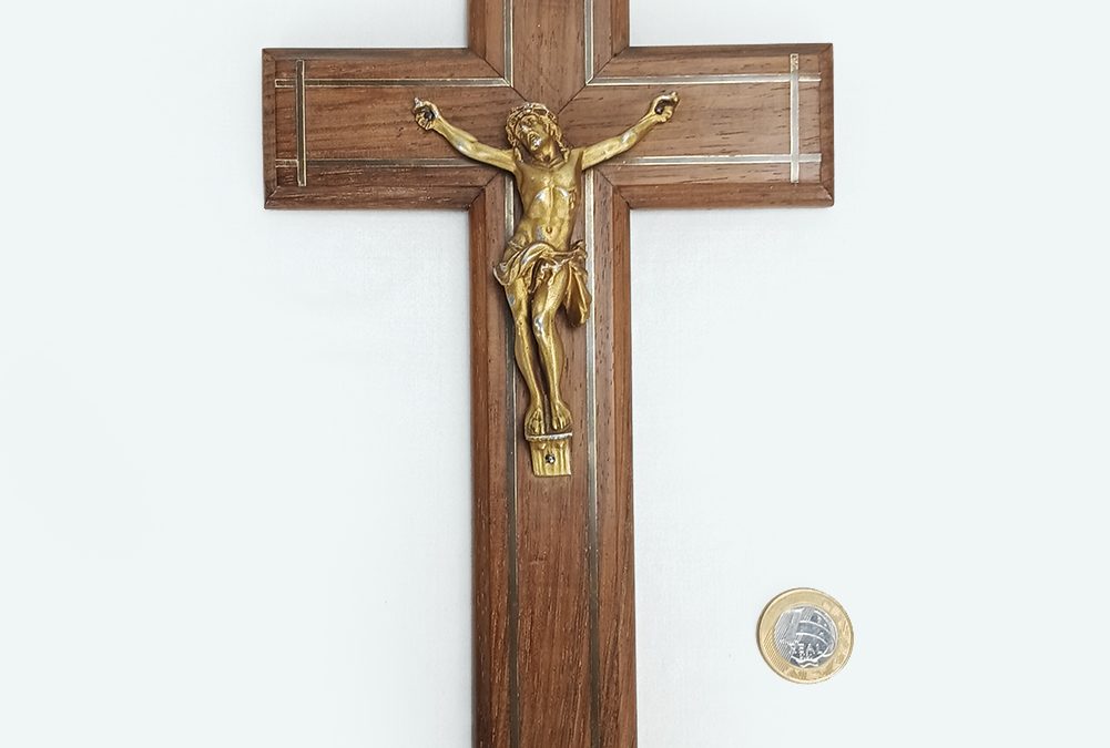 DI 16 – Crucifixo antigo de parede cruz em madeira com filetes de latão e escultura de Jesus
