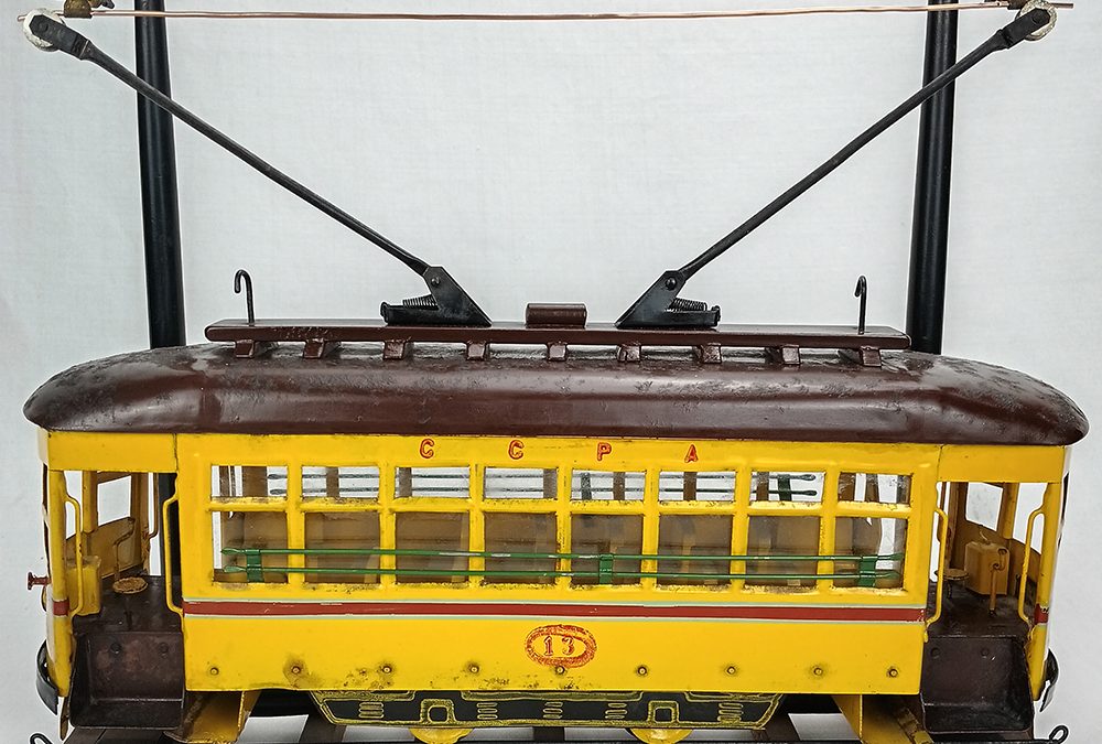 DI 16 – Miniatura ou maquete antiga de bonde da Carris de Porto Alegre feito de metal com postes