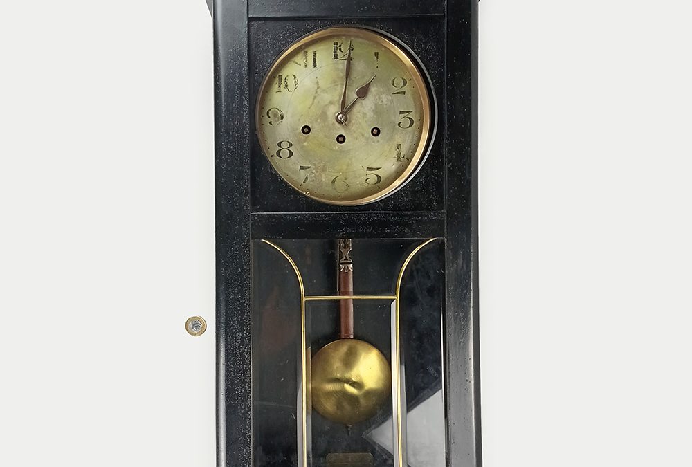DI 168 – Relógio antigo de parede Junghans modelo carrilhão preto com detalhe em bronze