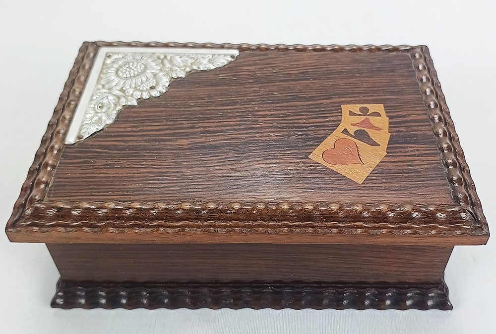 DI 17 – Caixa antiga para baralho em madeira com marchetaria de naipe de cartas