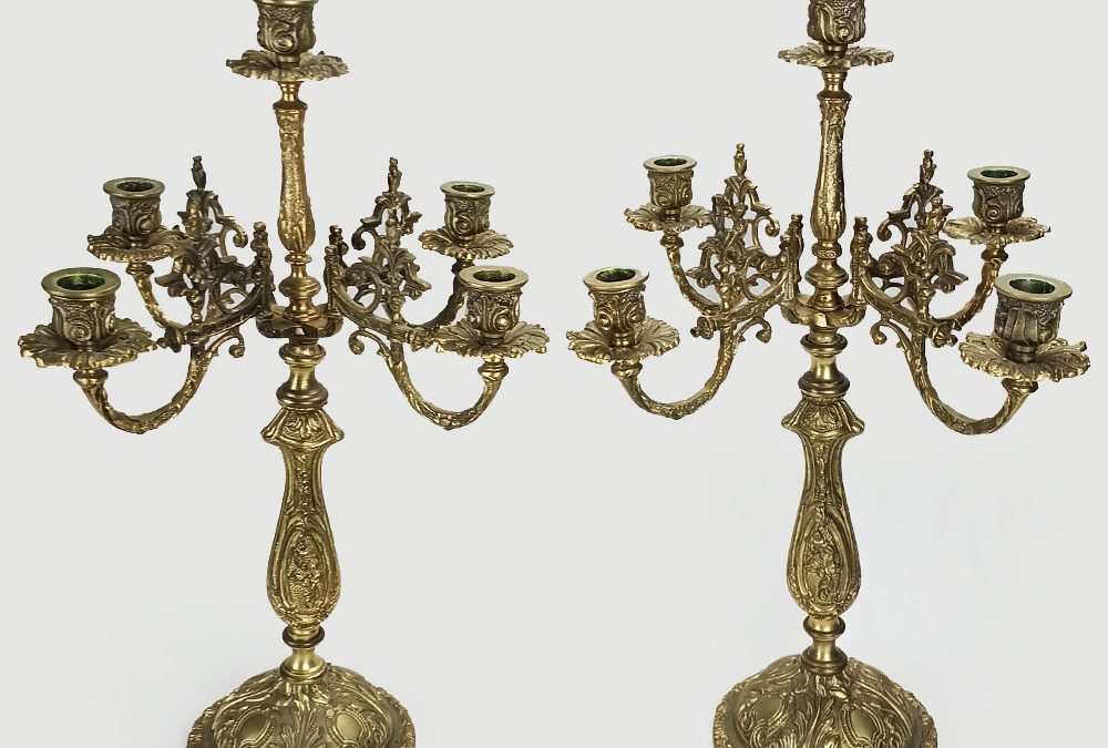 DI 18 – Par de grandes candelabros antigos em bronze ricamente decorado para 5 velas